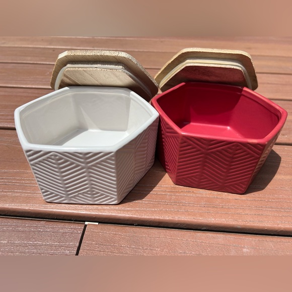 Set of two ceramic hexagon storage containers with wood lids with gasket - Picture 1 of 16